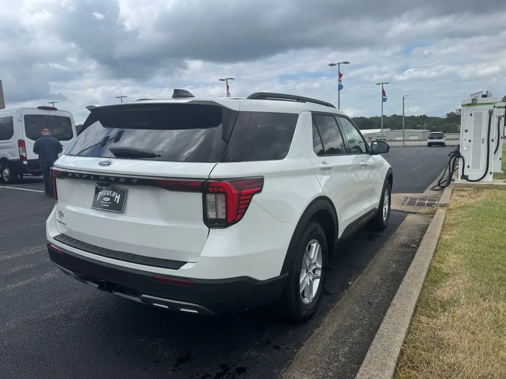 2026 Ford Explorer undefined photo 5