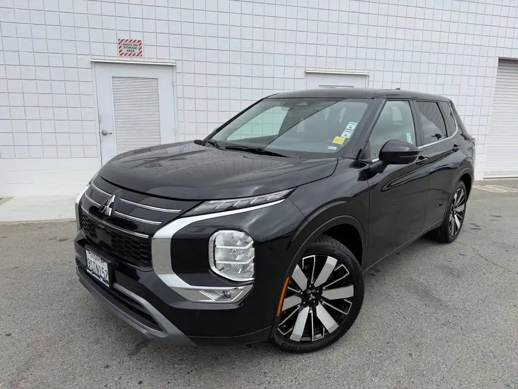 2025 Mitsubishi Outlander SE 2WD's photo