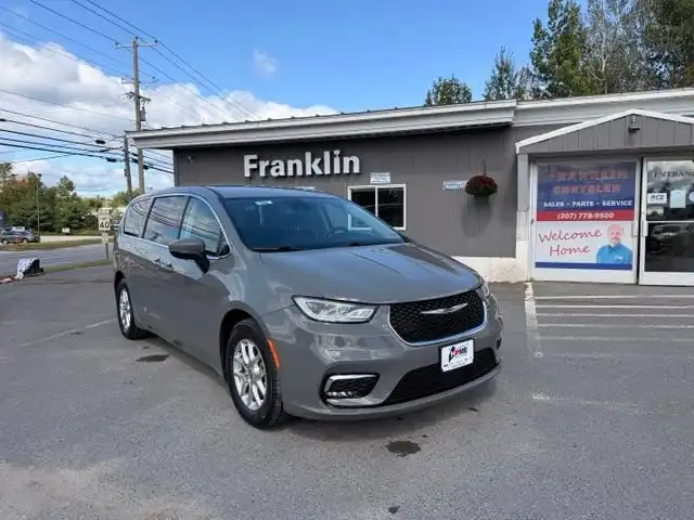 2023 Chrysler Pacifica Touring L's photo