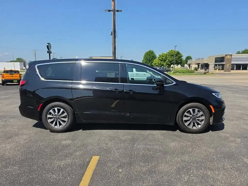 2024 Chrysler Pacifica Hybrid PHEV Select photo 5
