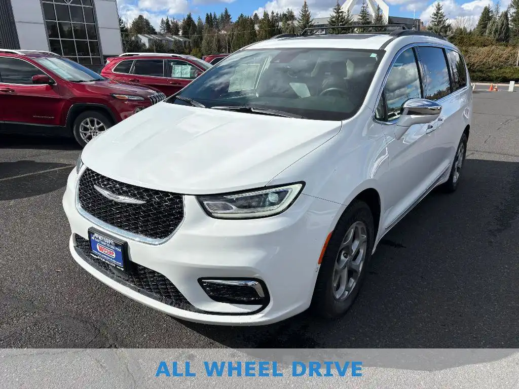 2022 Chrysler Pacifica Limited's photo