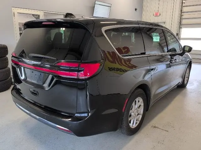 2025 Chrysler Pacifica Select photo 5