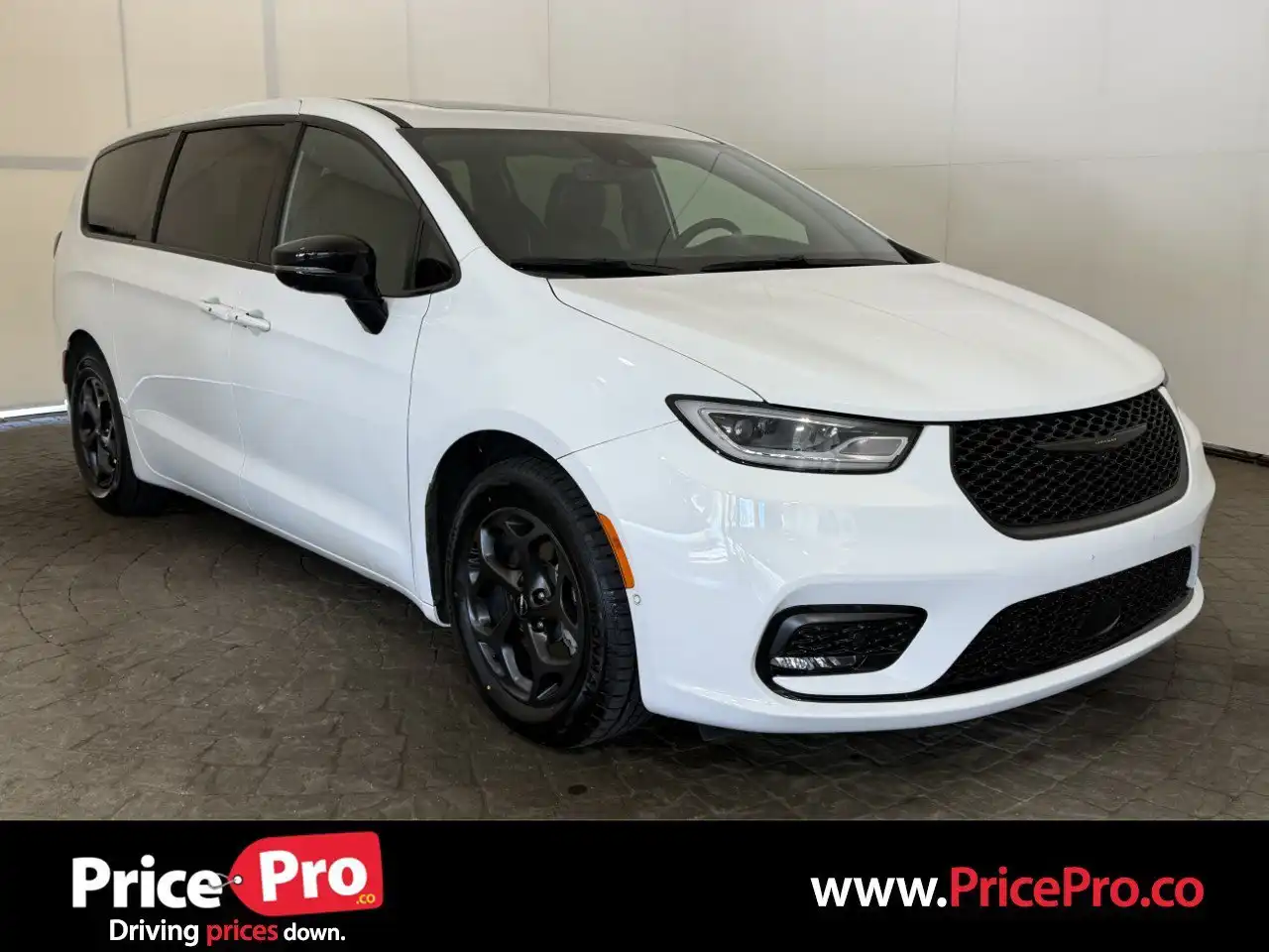 2023 Chrysler Pacifica Hybrid Limited's photo
