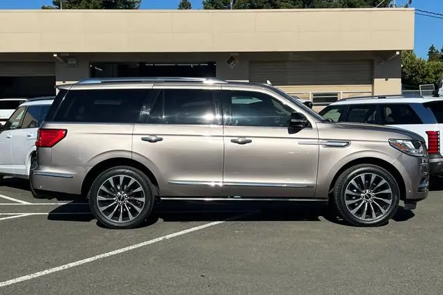2019 Lincoln Navigator Select photo 3