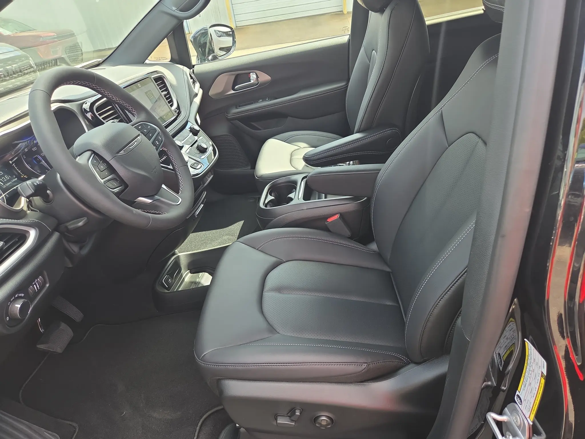 2027 Chrysler Pacifica Select photo 4