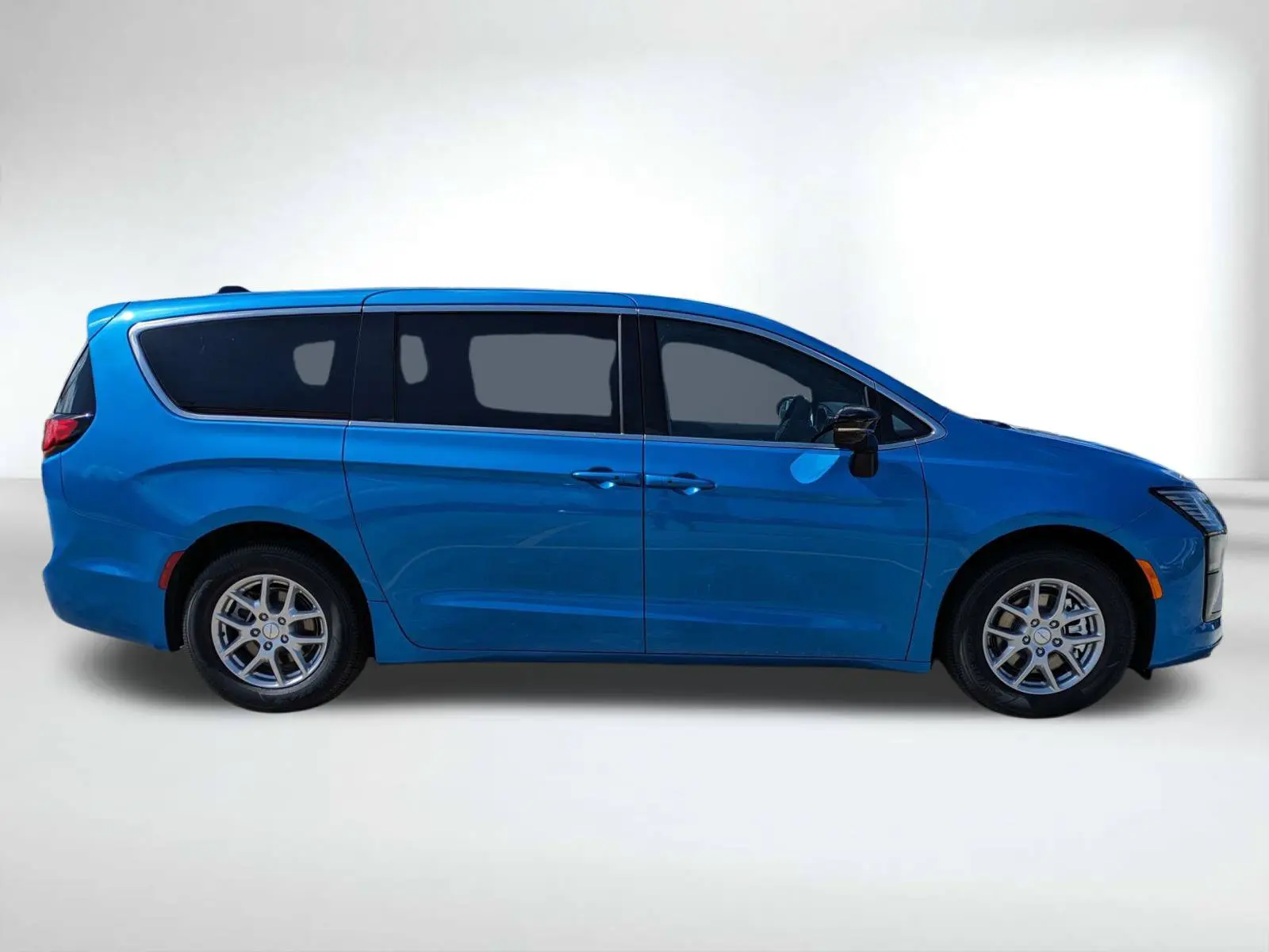 2027 Chrysler Pacifica Select photo 3