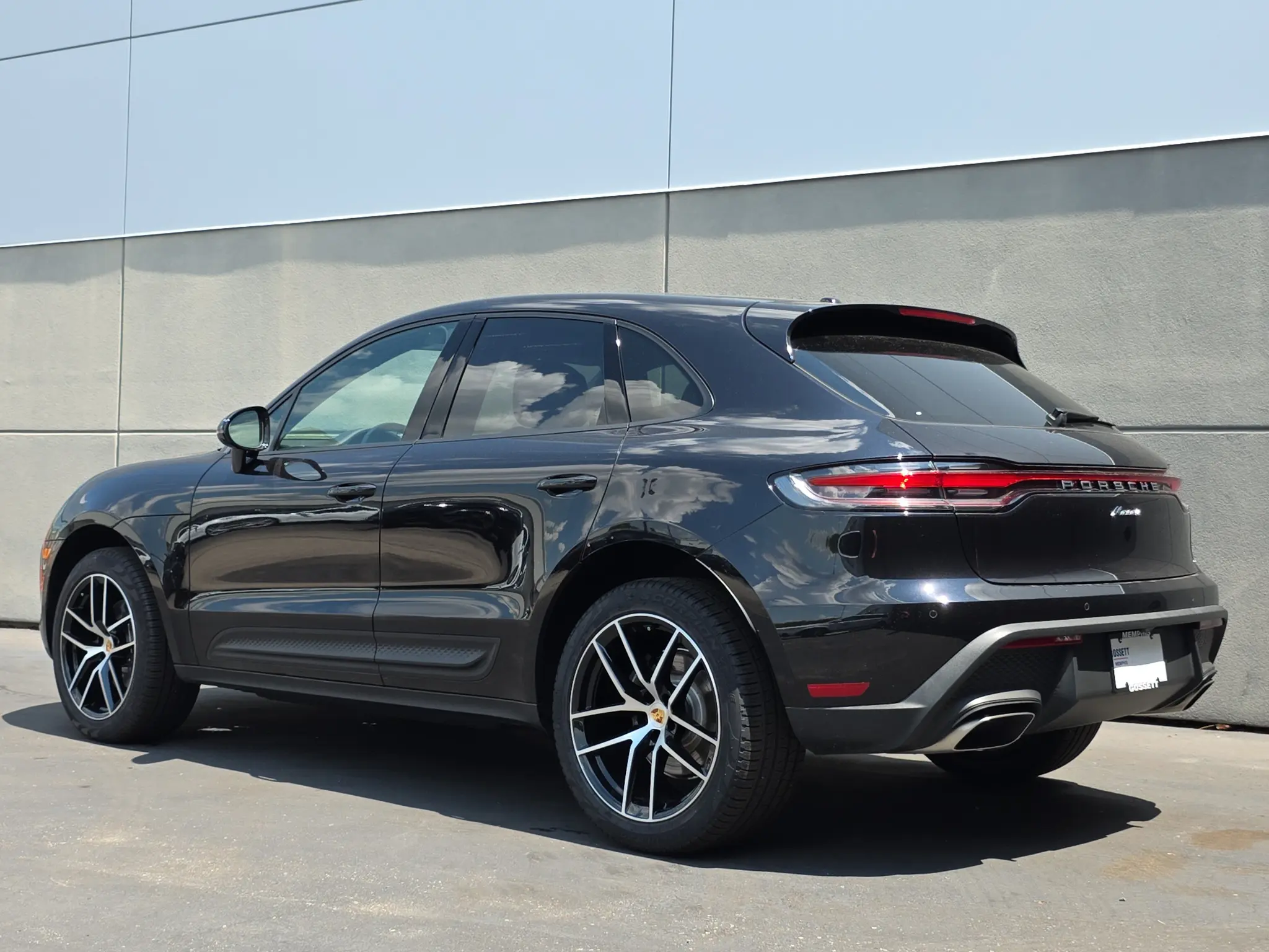 2025 Porsche Macan Base photo 3