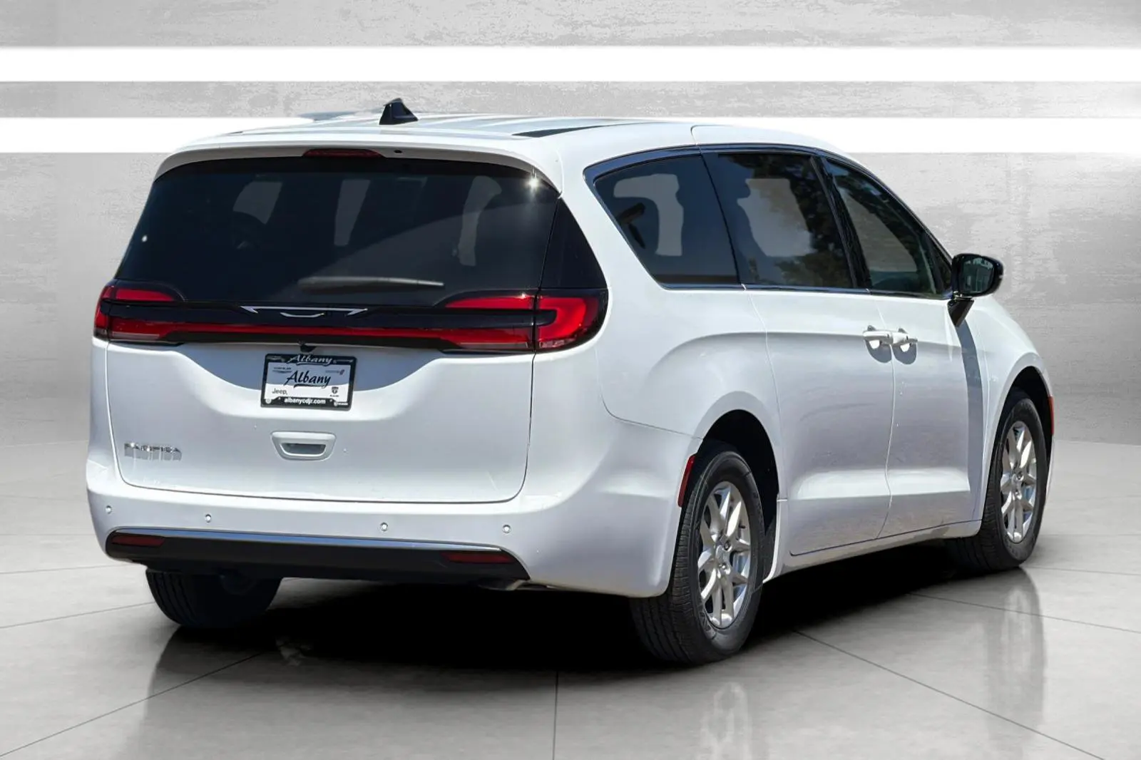 2027 Chrysler Pacifica Select photo 4