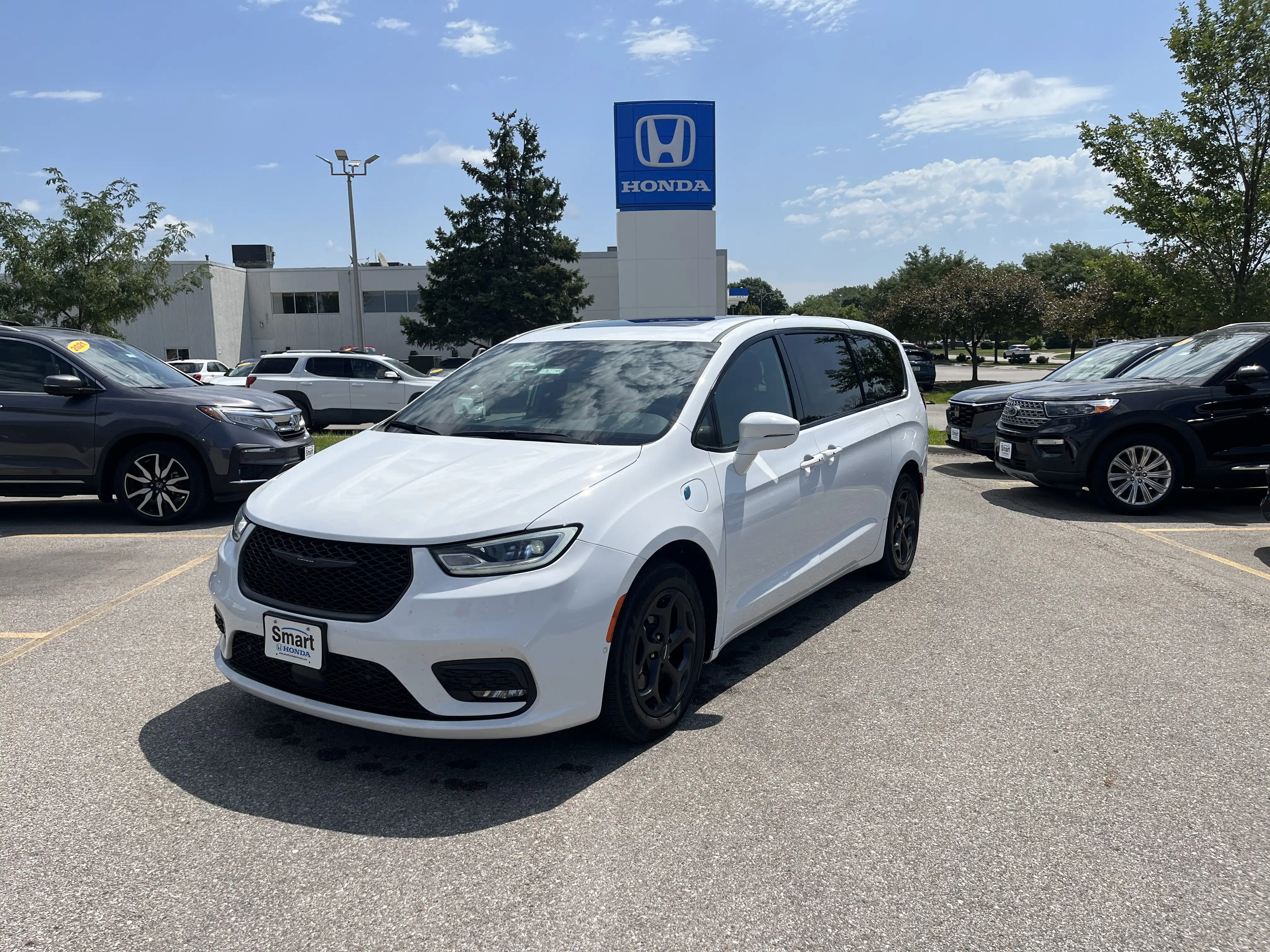 2022 Chrysler Pacifica Hybrid Limited Hybrid's photo