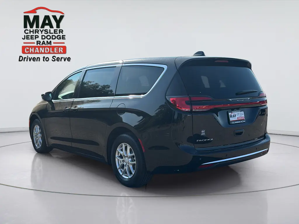2027 Chrysler Pacifica Select photo 5