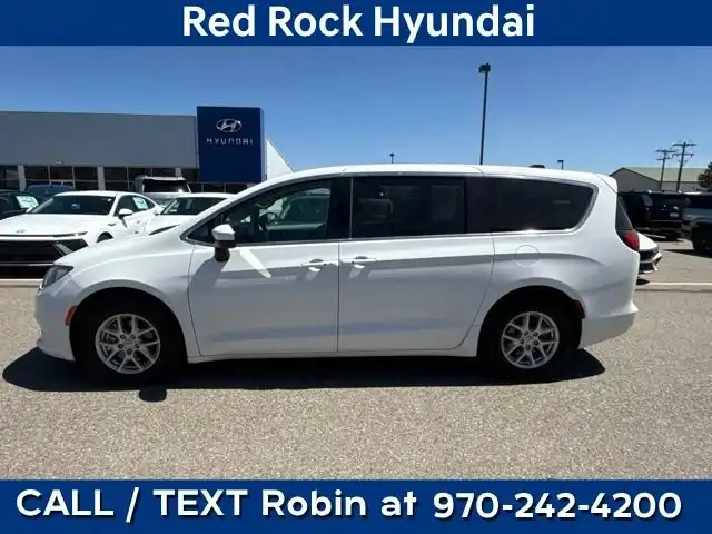 2022 Chrysler Voyager LX's photo