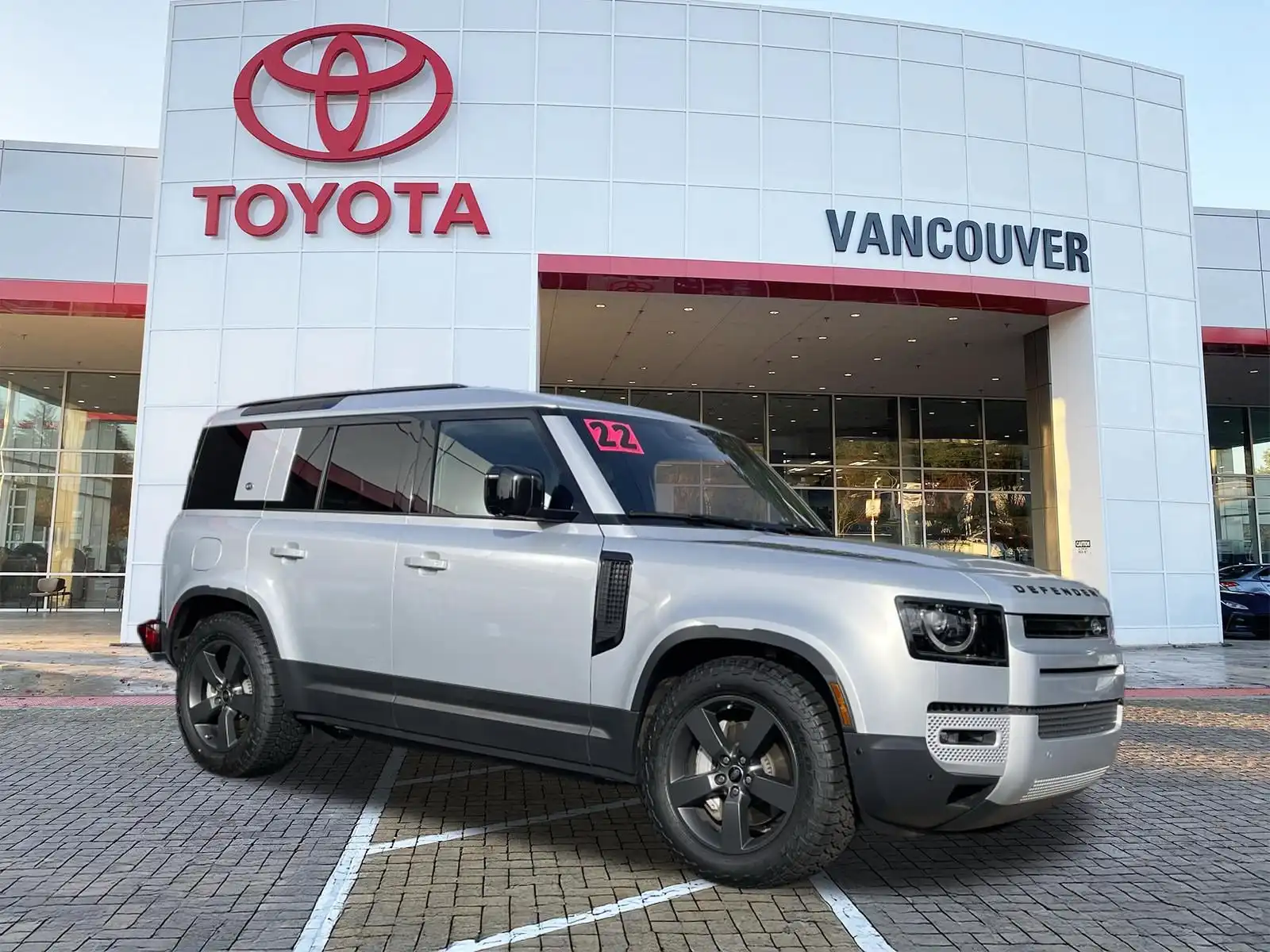 2022 Land Rover Defender SE's photo