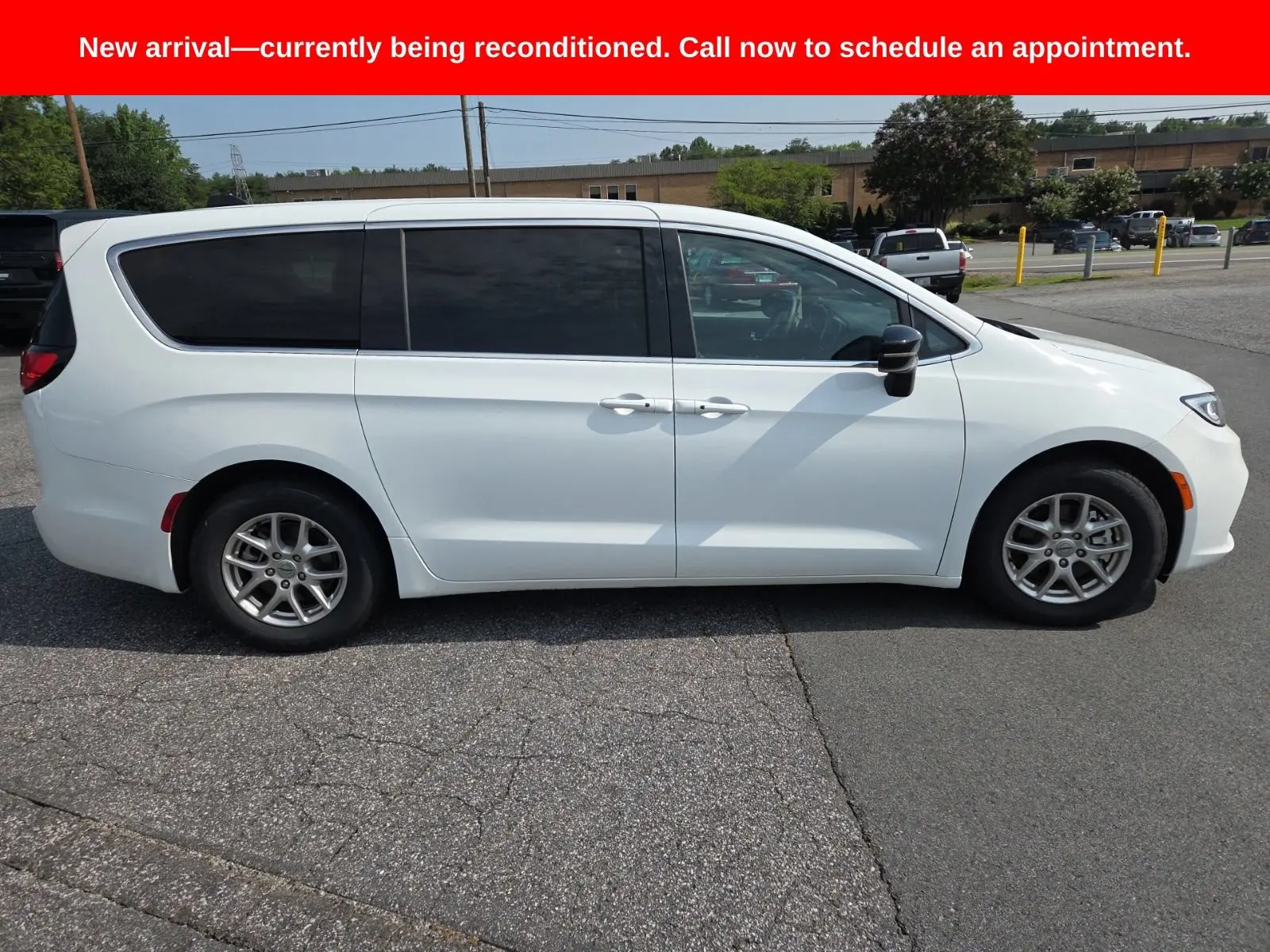 2025 Chrysler Pacifica Select photo 3
