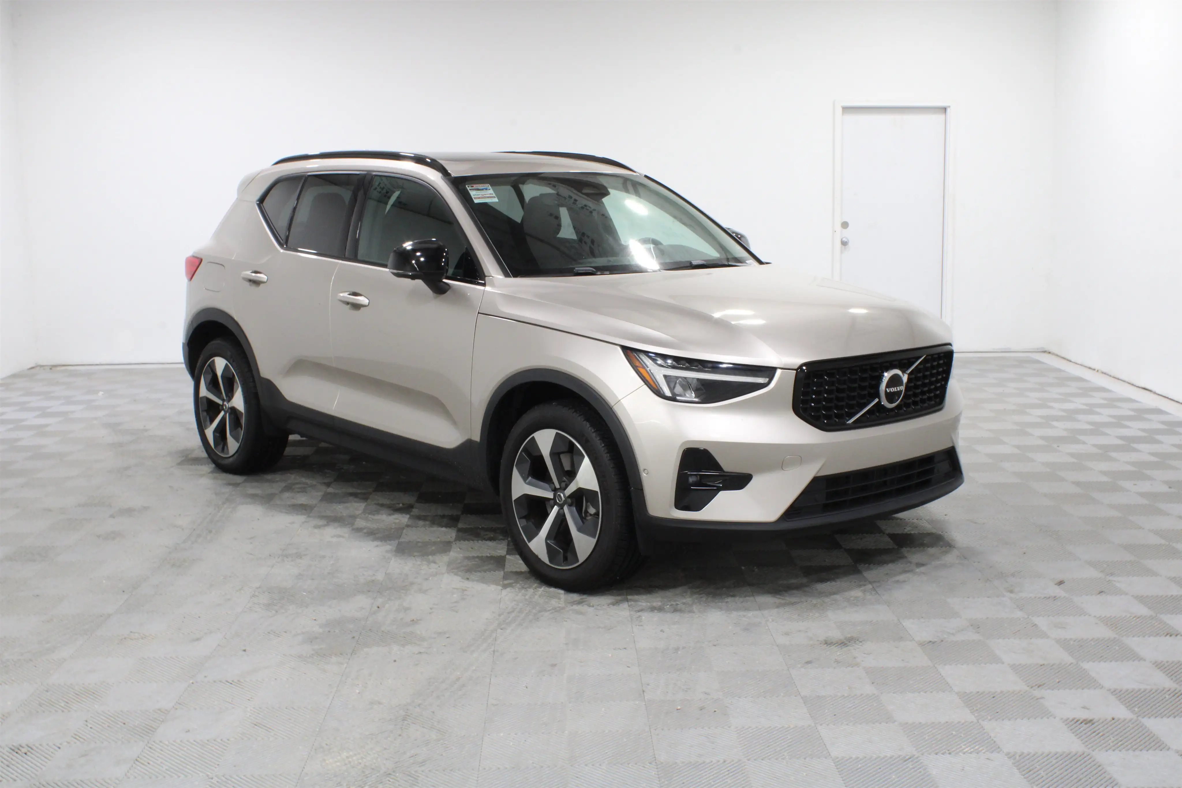 2023 Volvo XC40 B4 Ultimate Dark's photo