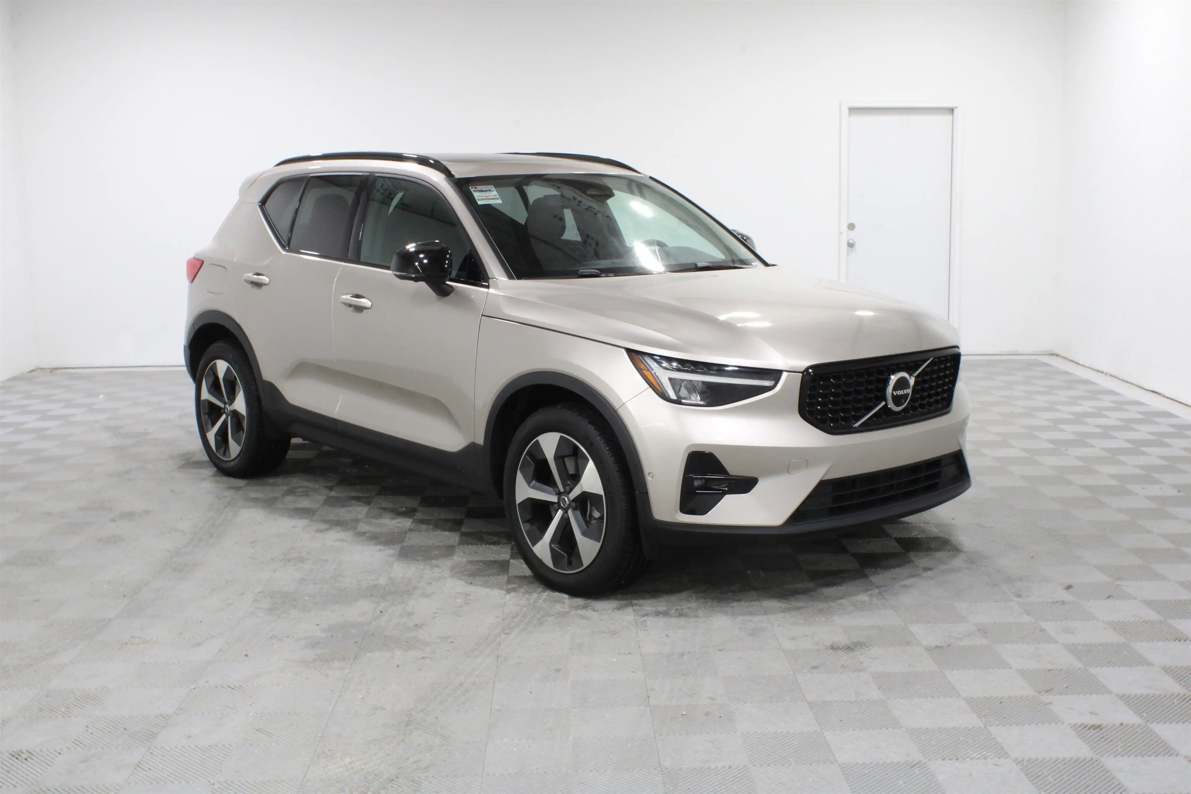 2023 Volvo XC40 B4 Ultimate Dark's photo