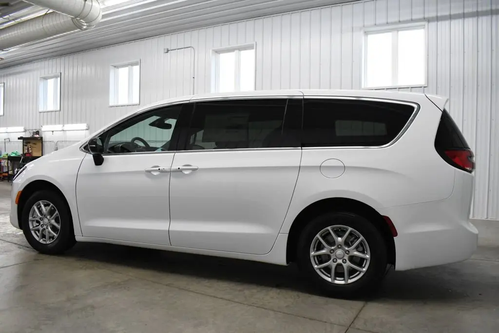 2027 Chrysler Pacifica Select photo 4