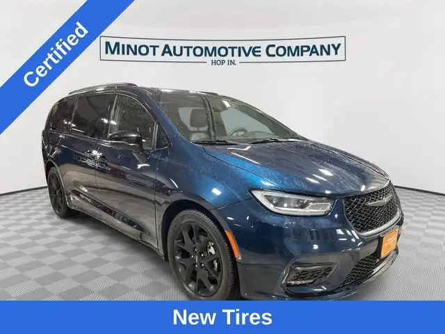2025 Chrysler Pacifica Limited's photo