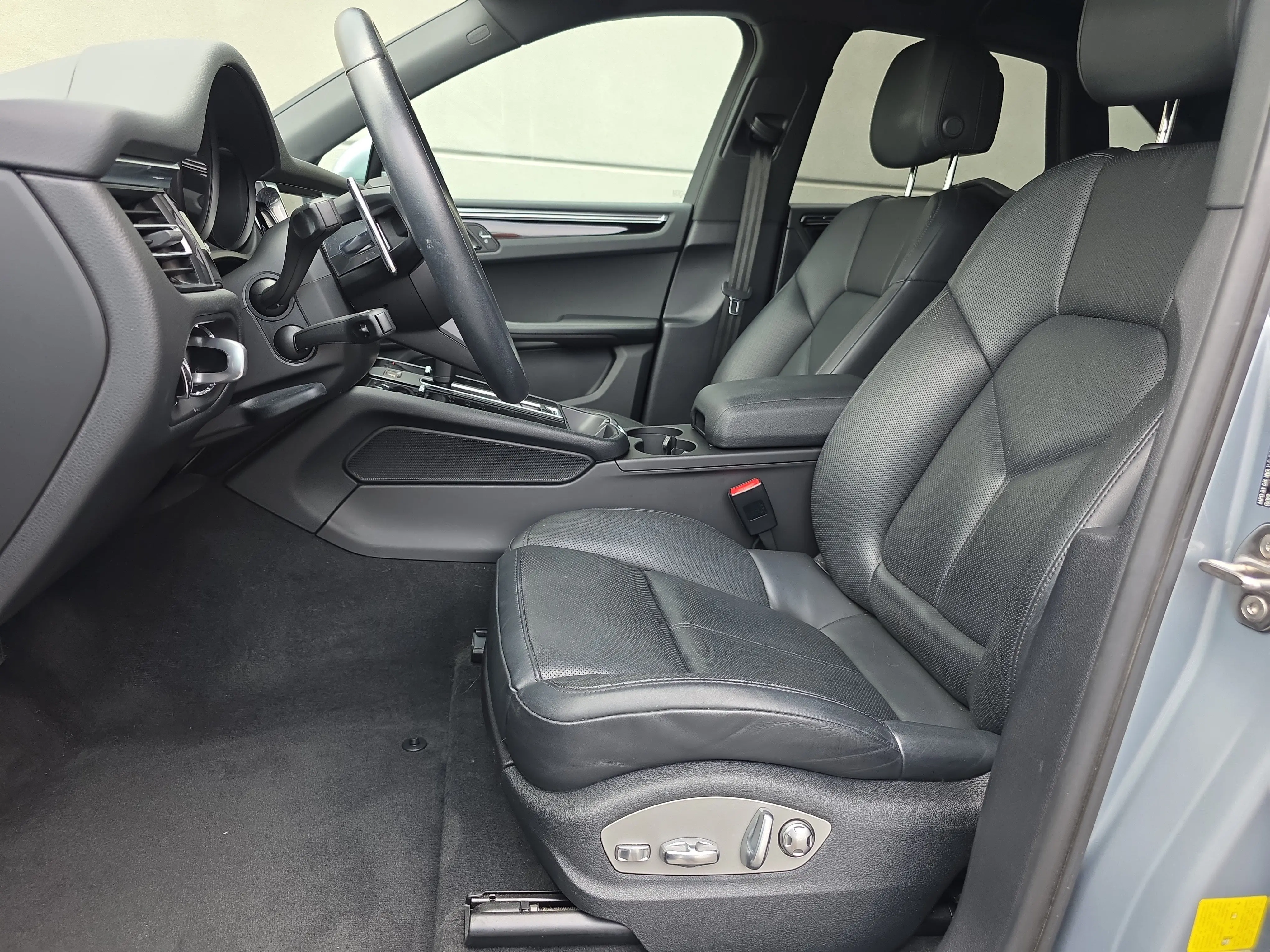 2023 Porsche Macan T photo 5