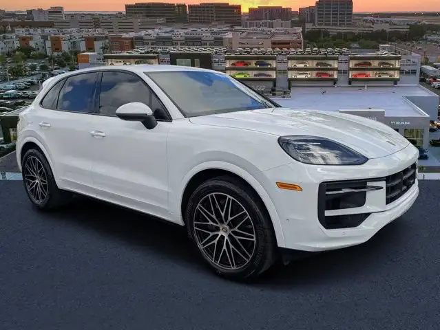 2025 Porsche Cayenne Base's photo