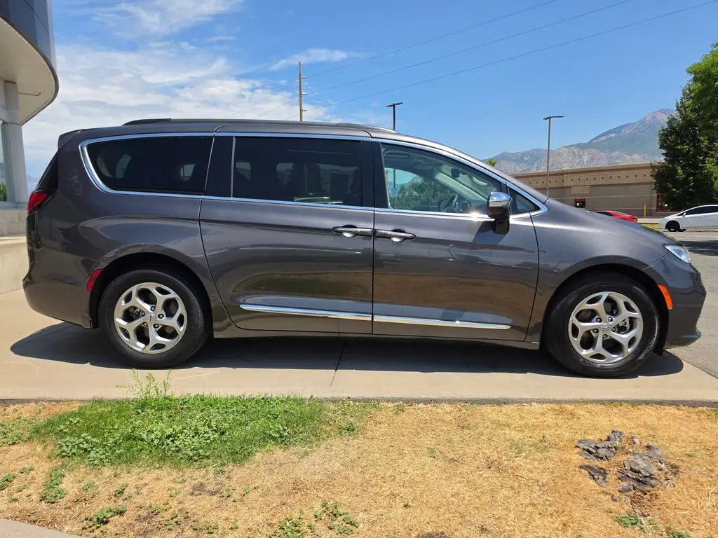 2023 Chrysler Pacifica Limited photo 4