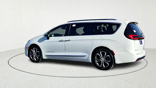 2026 Chrysler Pacifica Pinnacle photo 5