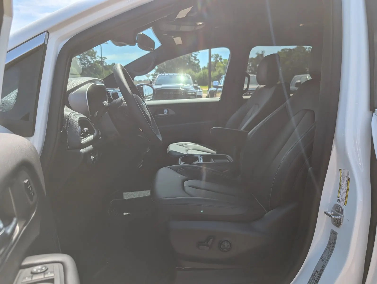 2027 Chrysler Pacifica Select photo 5