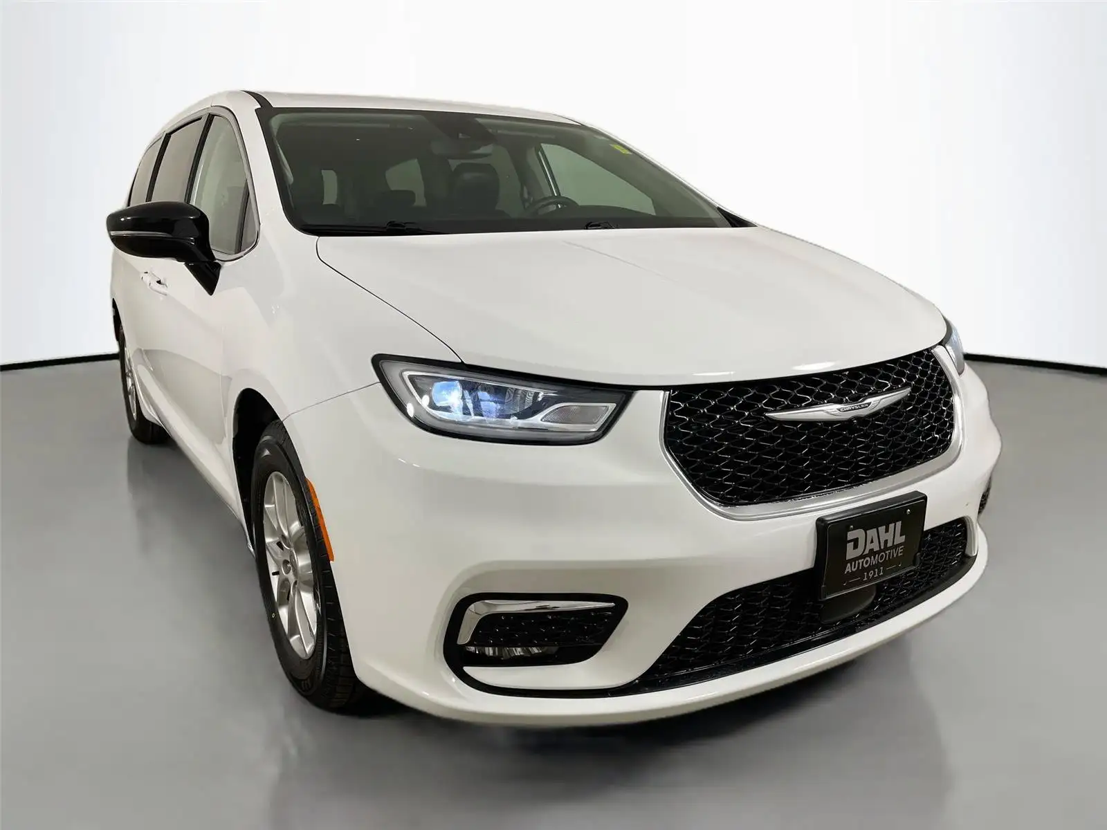2024 Chrysler Pacifica Touring L's photo