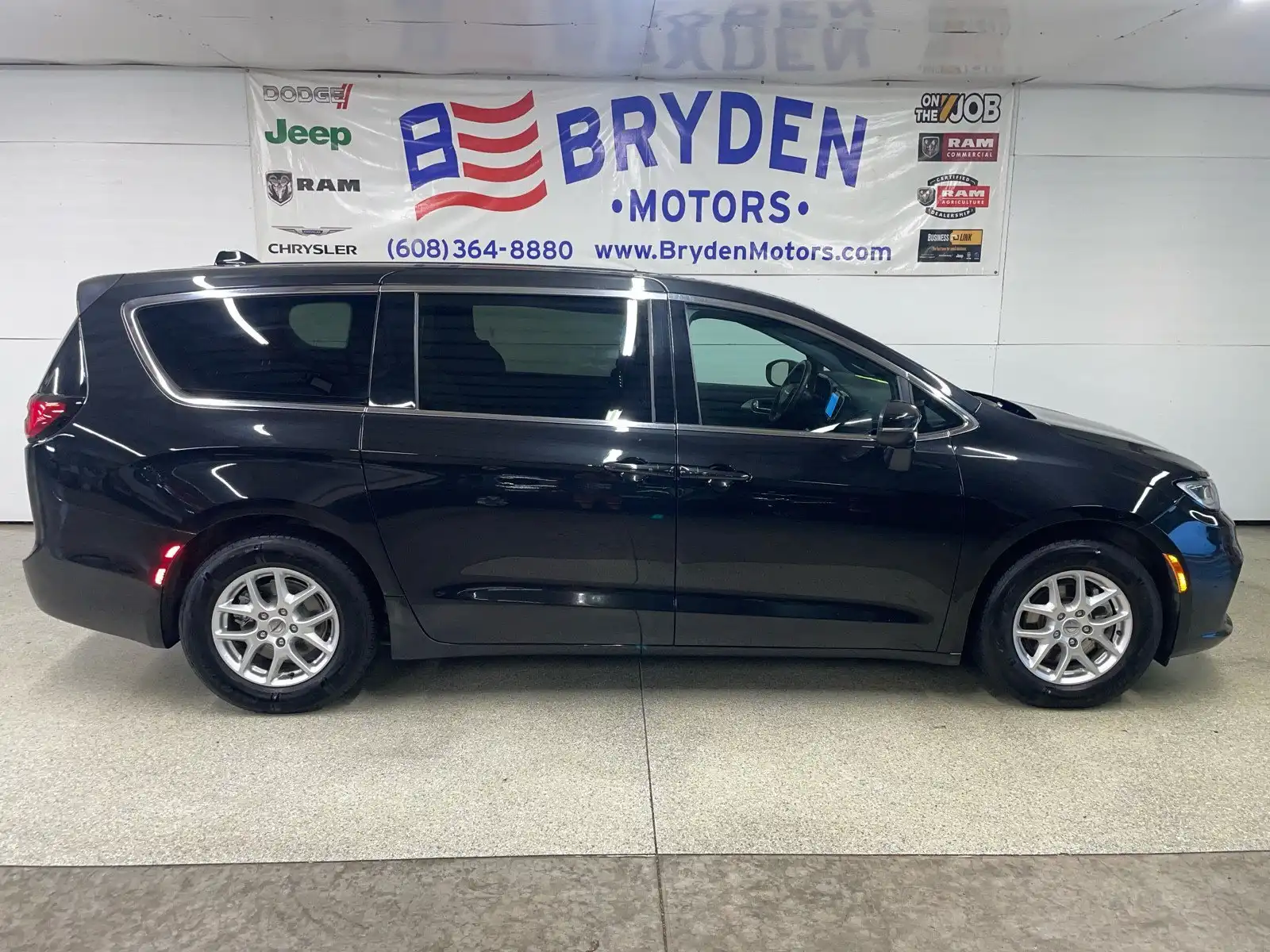 2023 Chrysler Pacifica Touring's photo