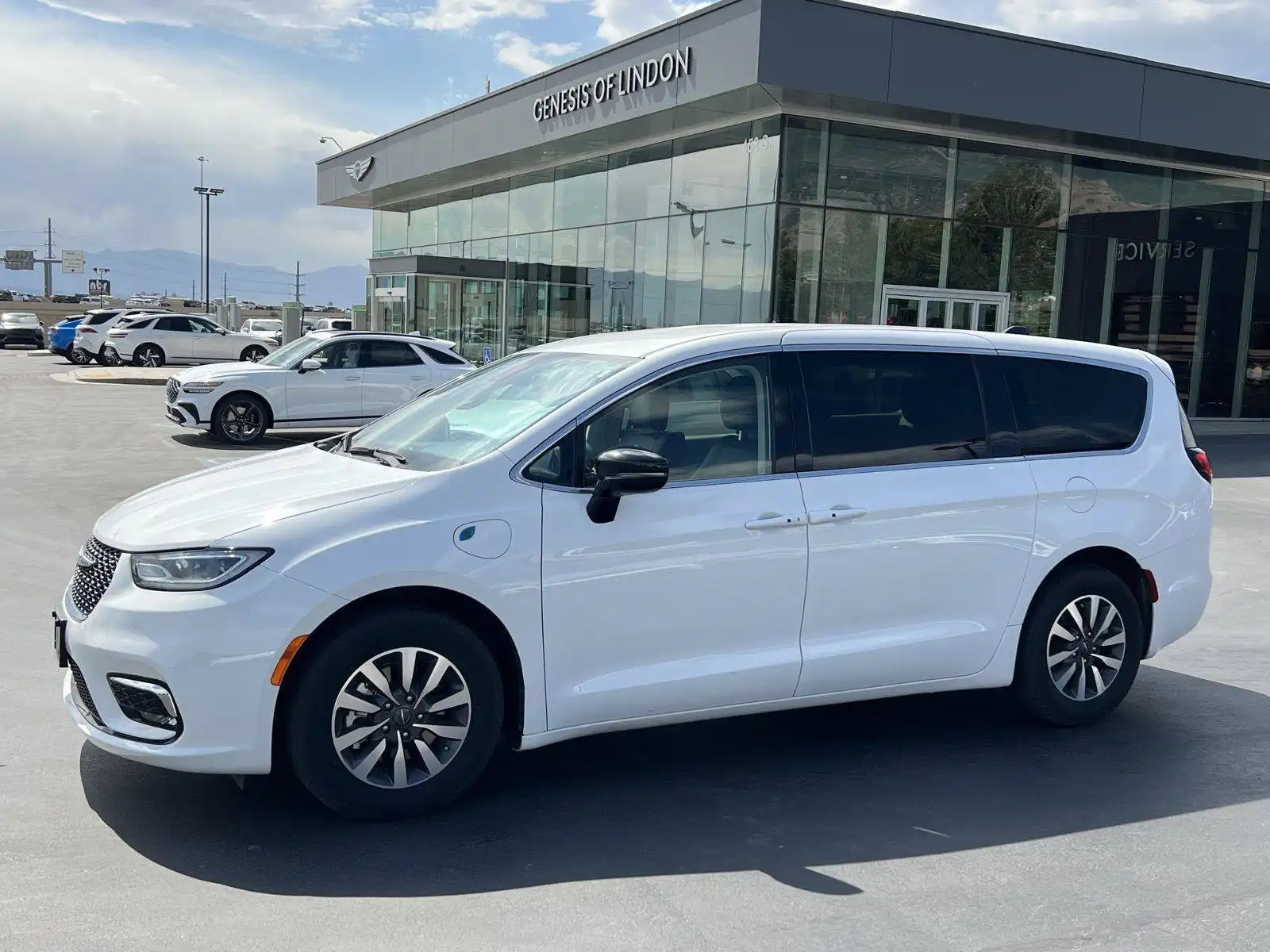 2024 Chrysler Pacifica Hybrid Select PHEV's photo