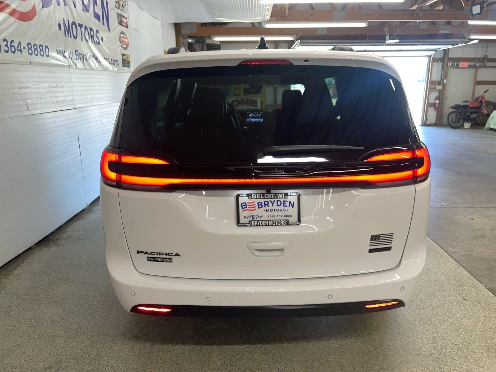 2027 Chrysler Pacifica Select photo 4