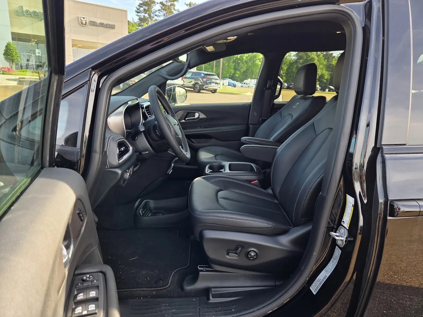 2026 Chrysler Pacifica Select photo 4