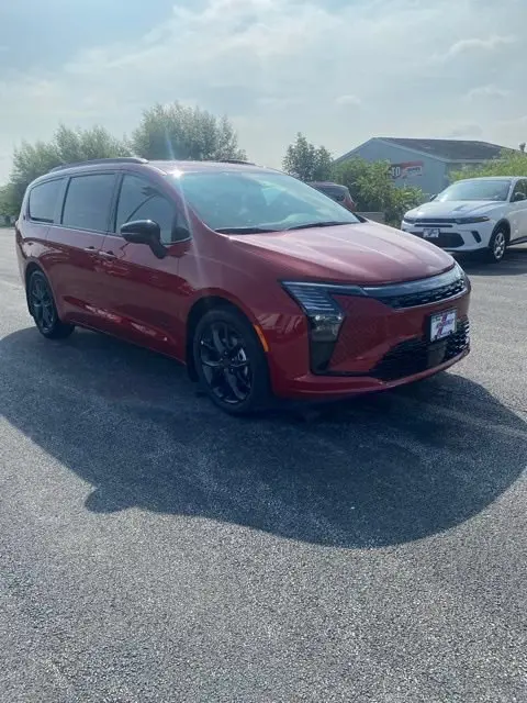2027 Chrysler Pacifica Select photo 3