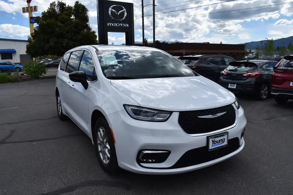 2025 Chrysler Pacifica Select's photo