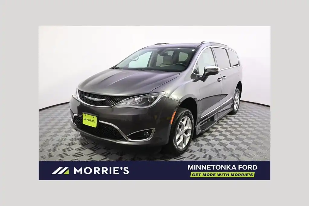 2017 Chrysler Pacifica Limited's photo