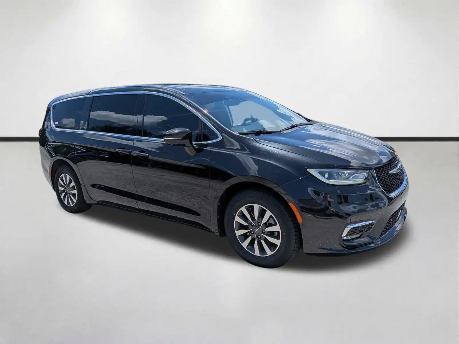 2022 Chrysler Pacifica Hybrid Touring L Hybrid's photo