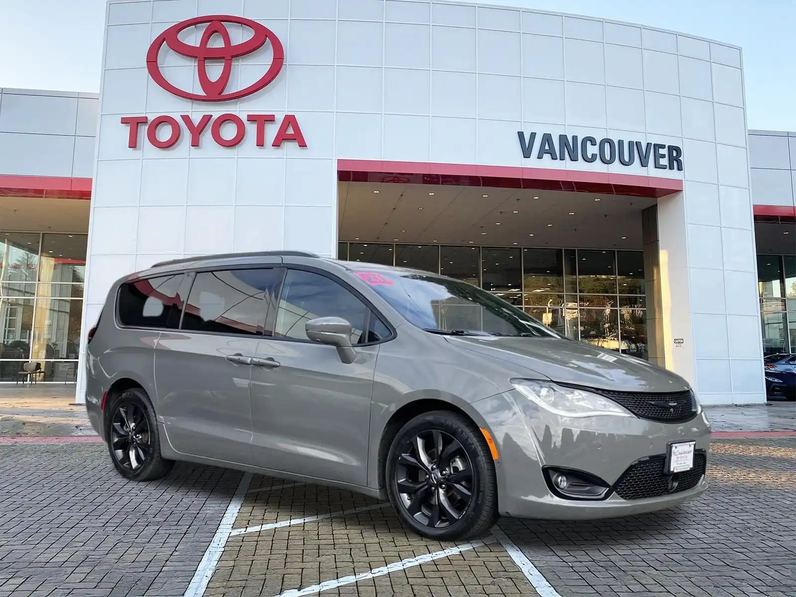 2020 Chrysler Pacifica Limited's photo