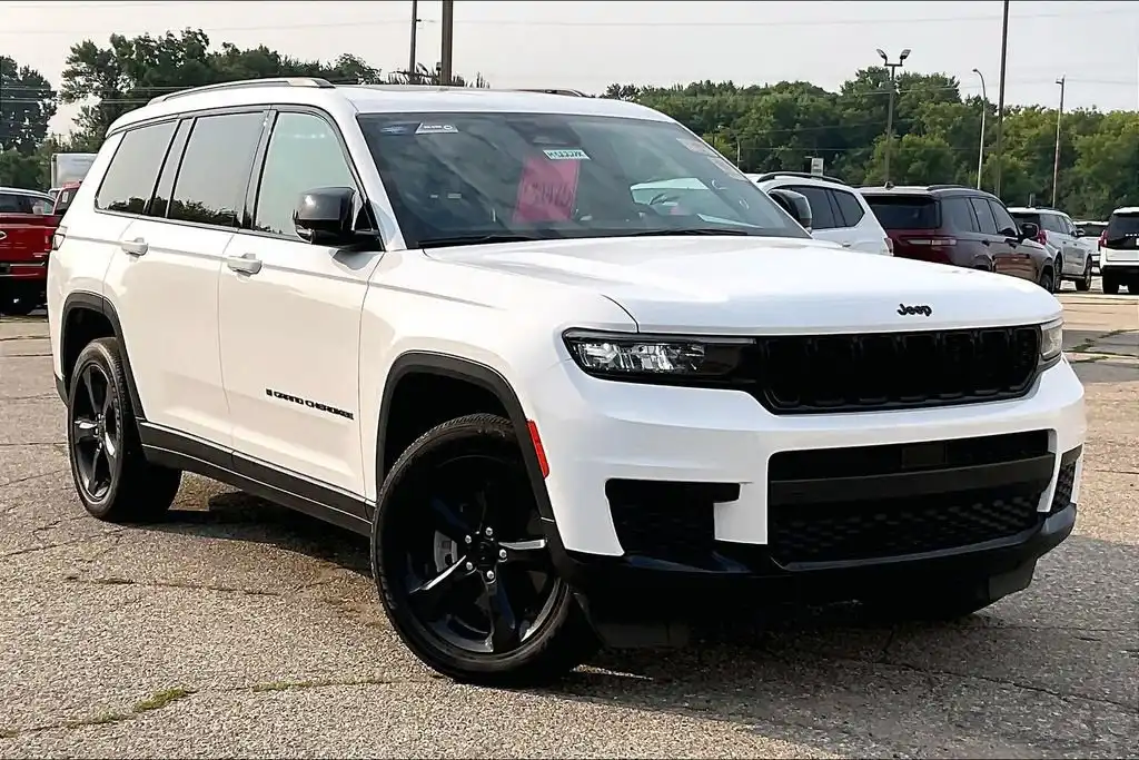 2023 Jeep Grand Cherokee L Altitude 4x4's photo