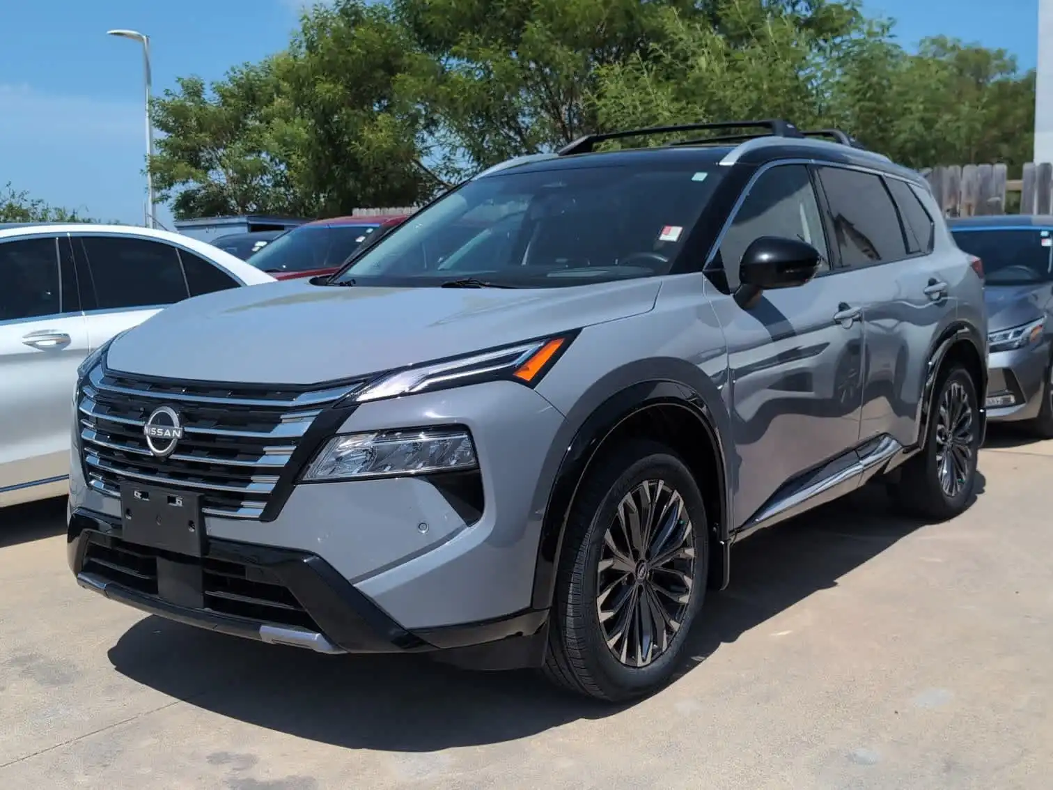 2025 Nissan Rogue Platinum FWD's photo