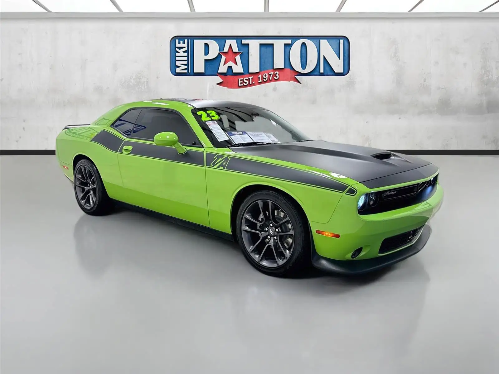 2023 Dodge Challenger R/T photo 1