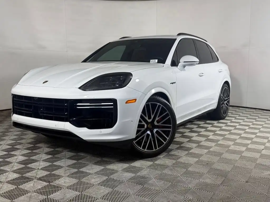 2024 Porsche Cayenne Turbo E-Hybrid's photo