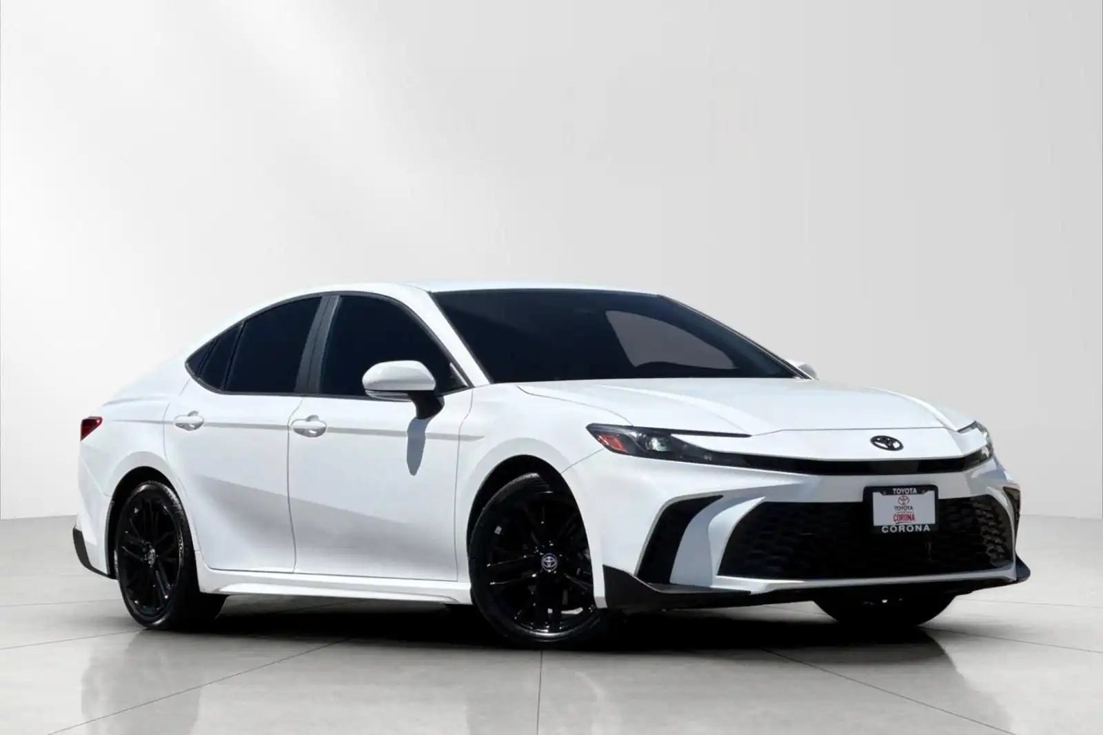 2025 Toyota Camry SE Hybrid's photo