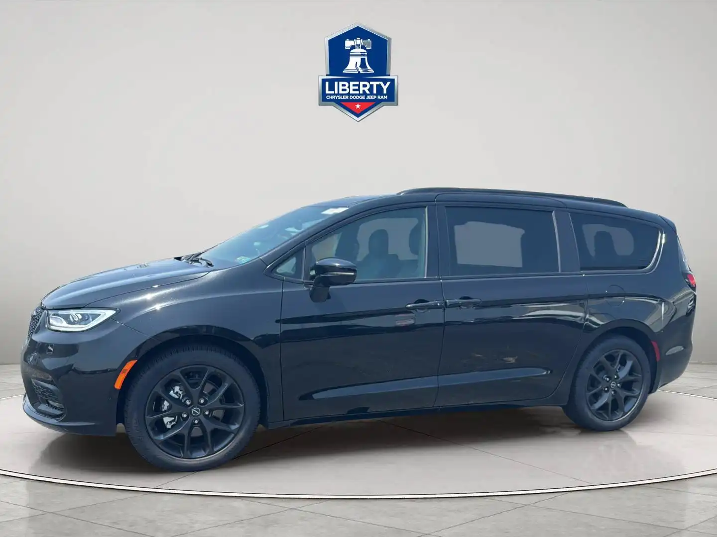 2026 Chrysler Pacifica Select's photo