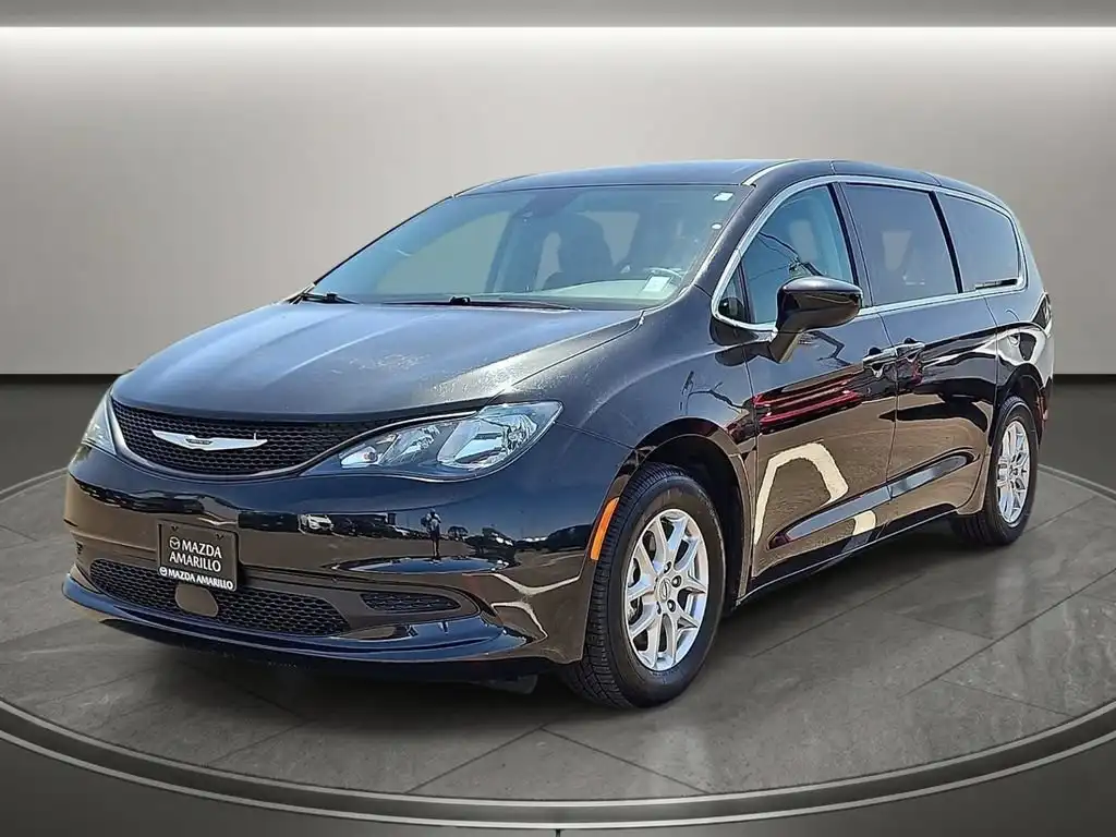 2023 Chrysler Voyager LX's photo