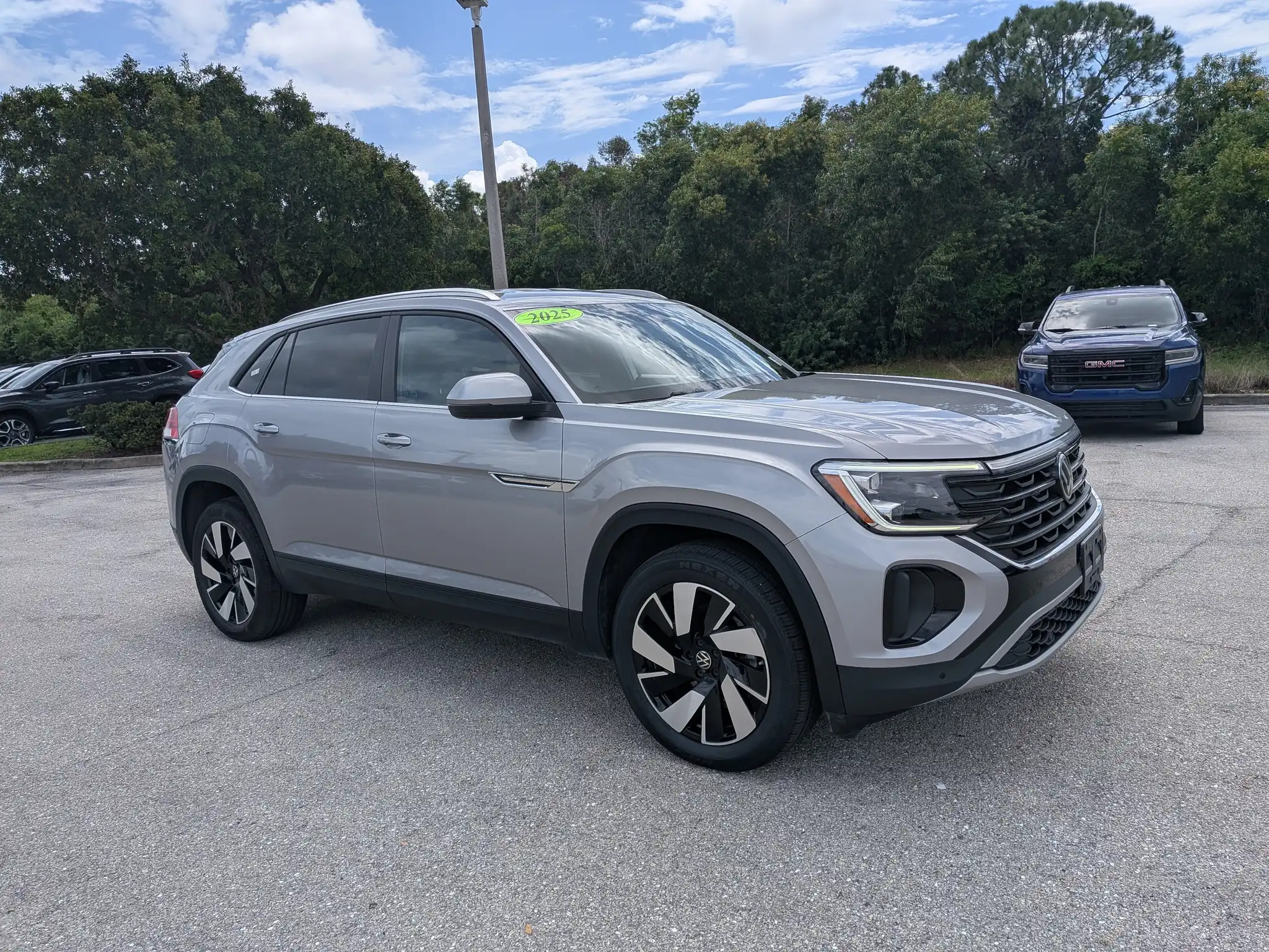 2025 Volkswagen Atlas Cross Sport 2.0T SE with Tech 4Motion's photo