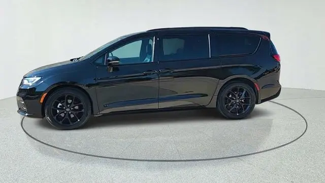2026 Chrysler Pacifica Limited photo 4