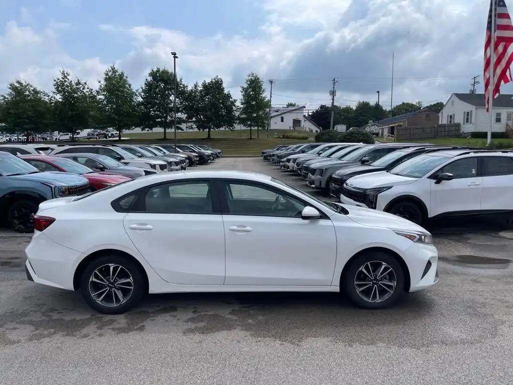 2023 Kia Forte LXS AT's photo