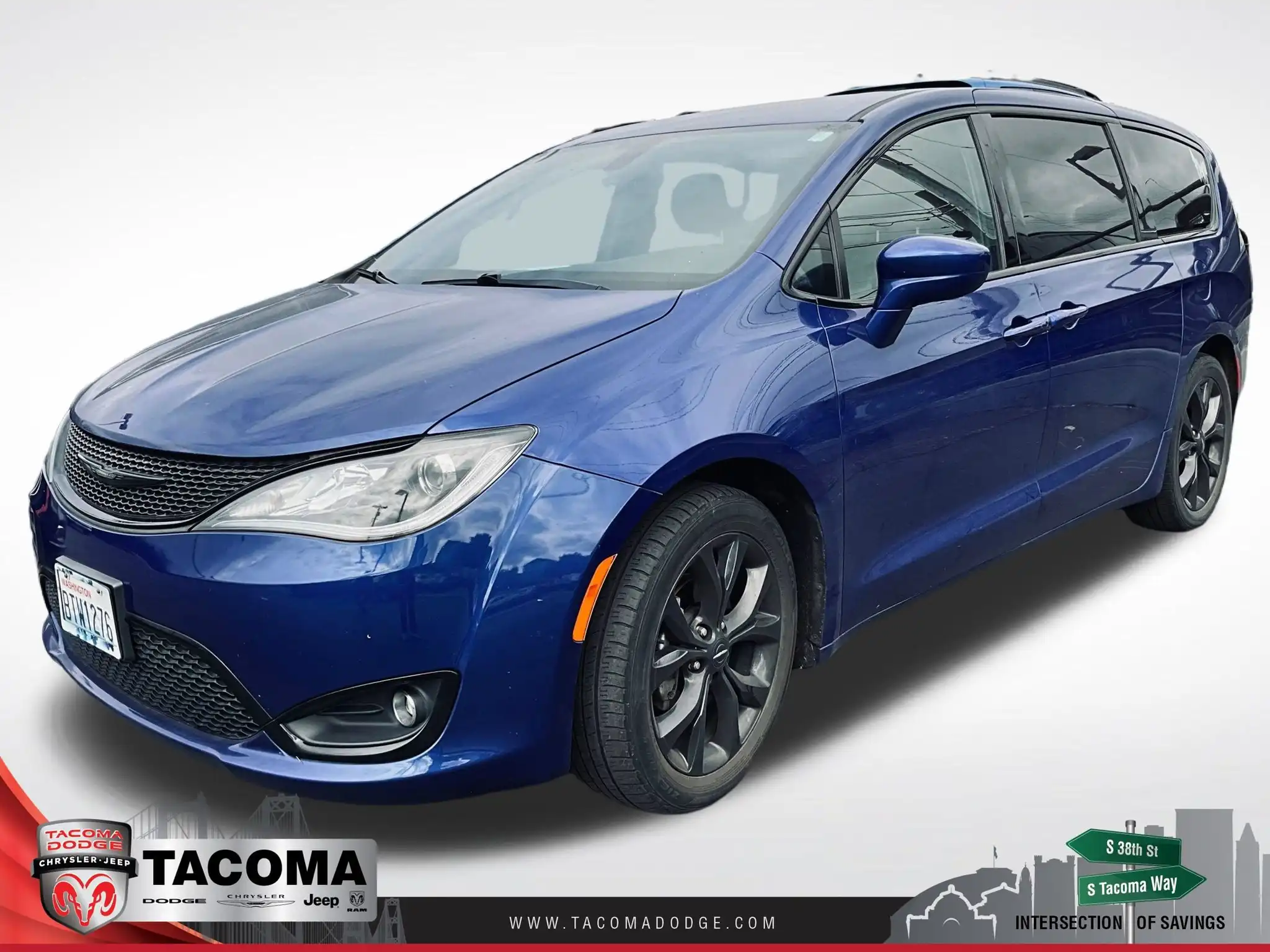 2020 Chrysler Pacifica Touring's photo