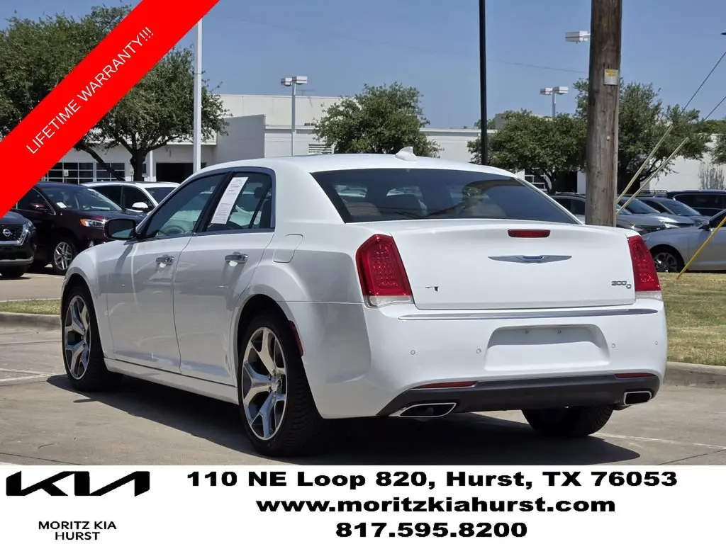 2018 Chrysler 300 C photo 3