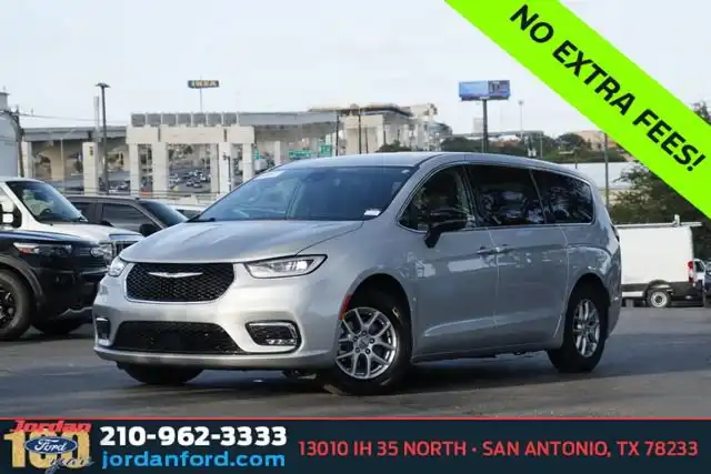 2024 Chrysler Pacifica Touring L's photo