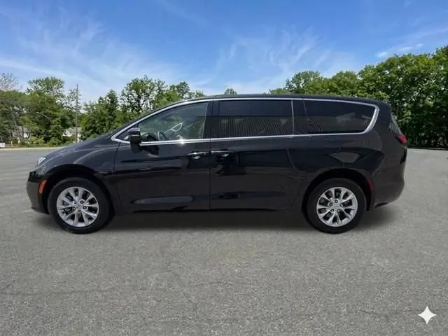 2023 Chrysler Pacifica Touring L AWD photo 5